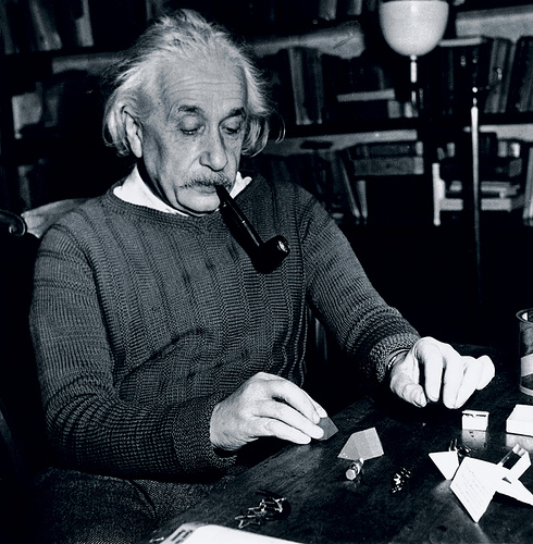 Albert-Einstein-Smoking-16.jpg