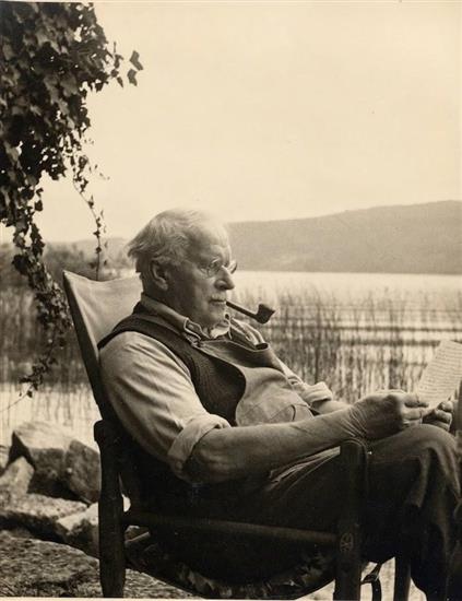C.G._Jung-contemplating_the_field_of_analytical_psychology.jpg